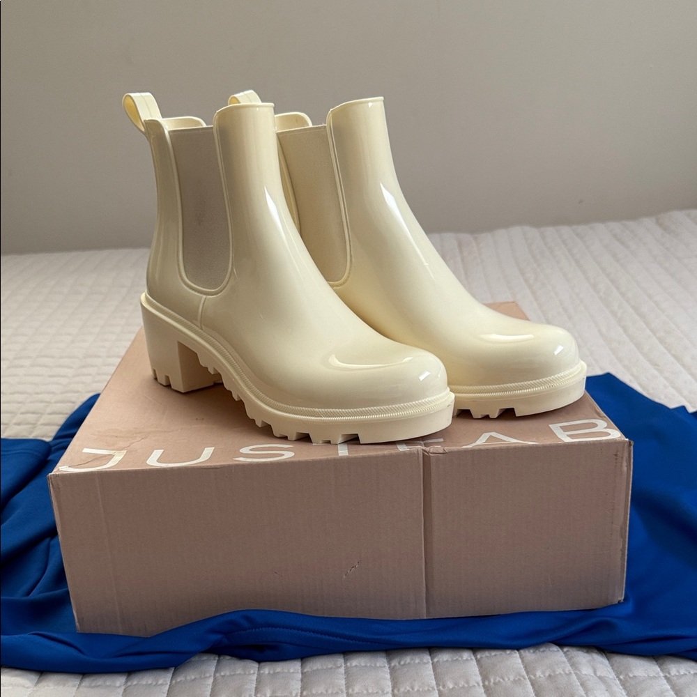 JustFab Women's Glossy Cream Heeled Boots